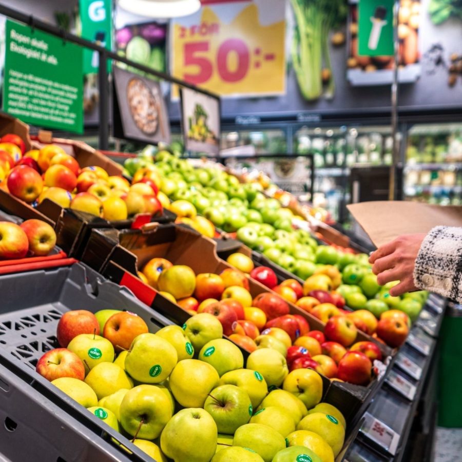 fruit in a grocery store - Food and Drink Price Sensitivity